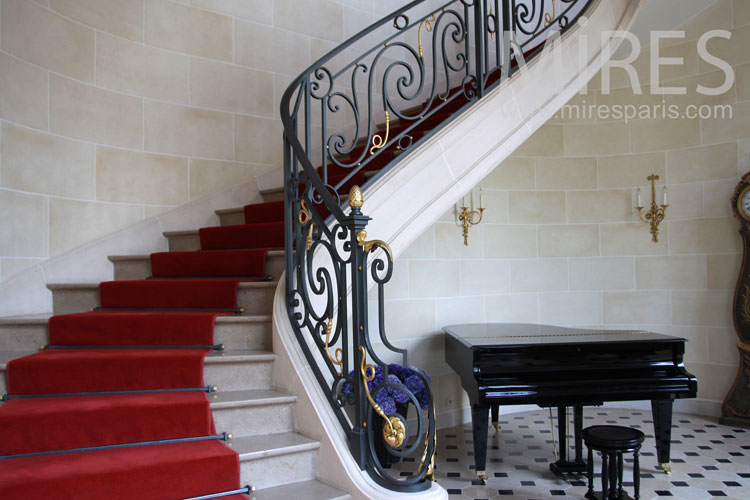 C0998 – Le piano sous l’escalier