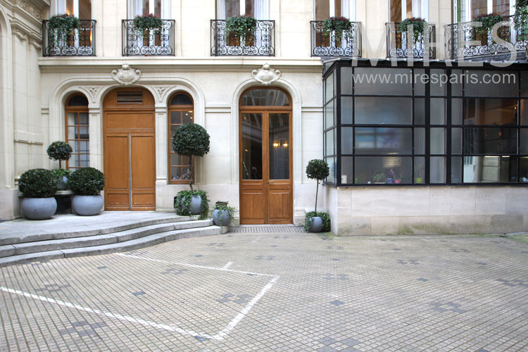 C1002 – Parisian courtyard