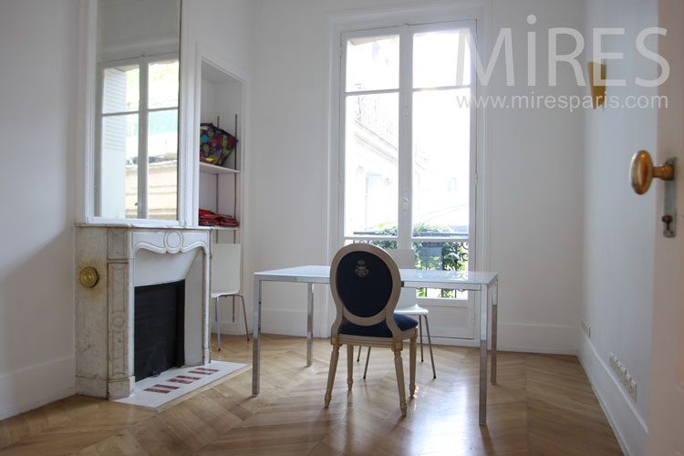 C1002 – Small office in Paris