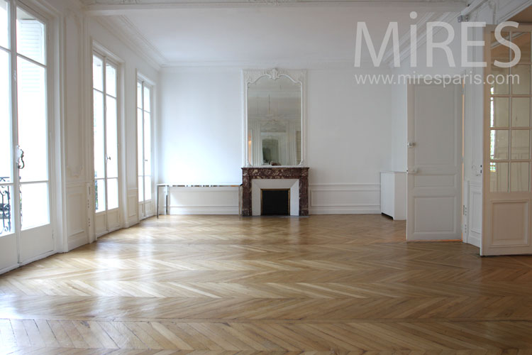 C1004 – Parisian space of 300m2 with rooftop