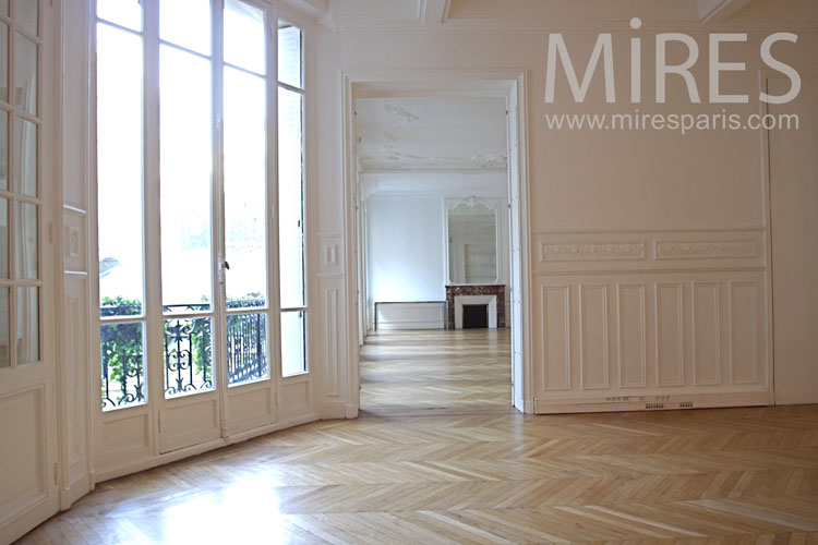 C1004 – Bay window and polished floor