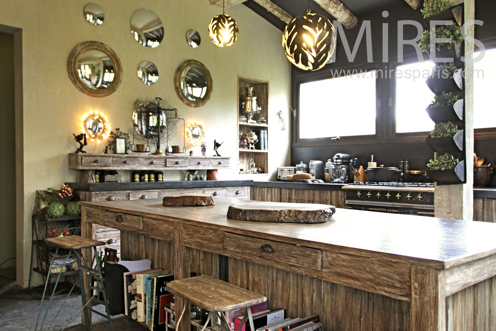 Wooden ambiance kitchen. C1011