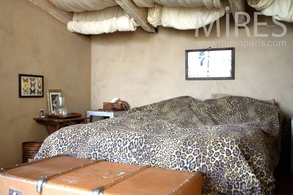 C1011 – Cloth bedroom