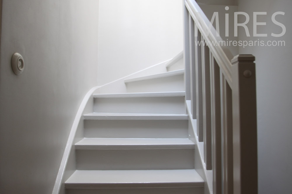 C1016 – Escalier de bois blanc