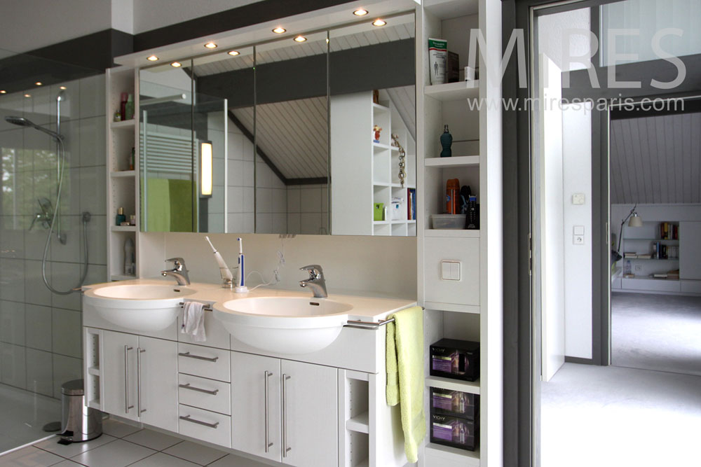 Continious dressing and bathroom. C1015