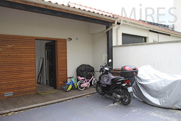 C1021 – Garage for children and adults