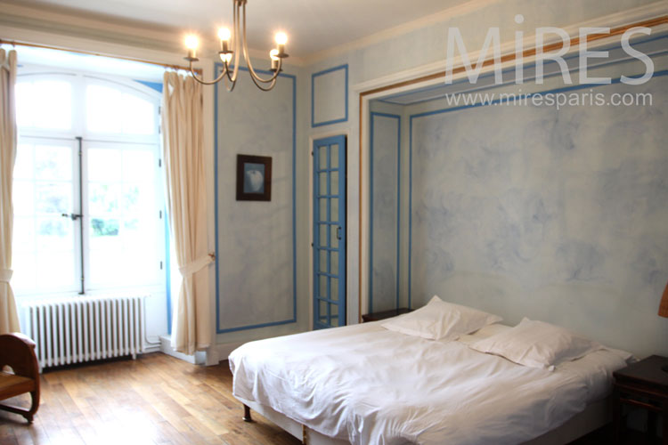 Blue or ocher room. C1024