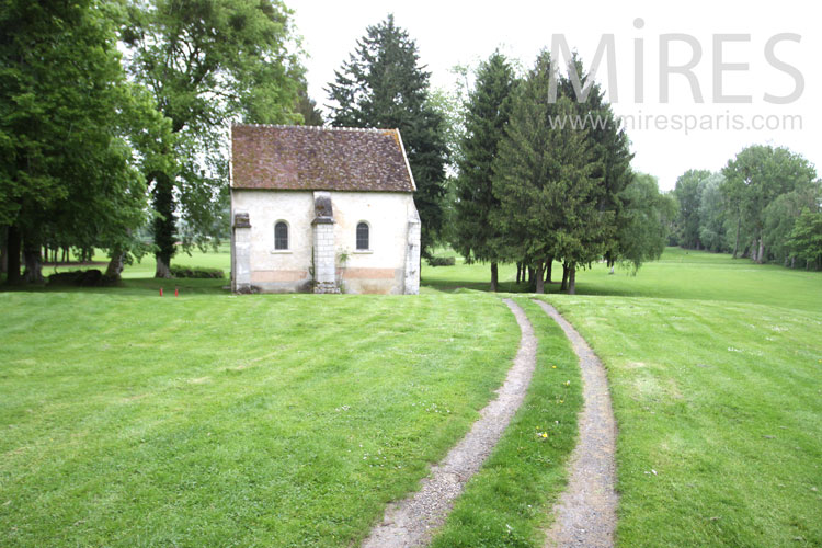 C1024 – La petite chapelle dans la prairie