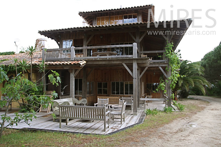 C1029 – Belle maison de bois en bord de plage