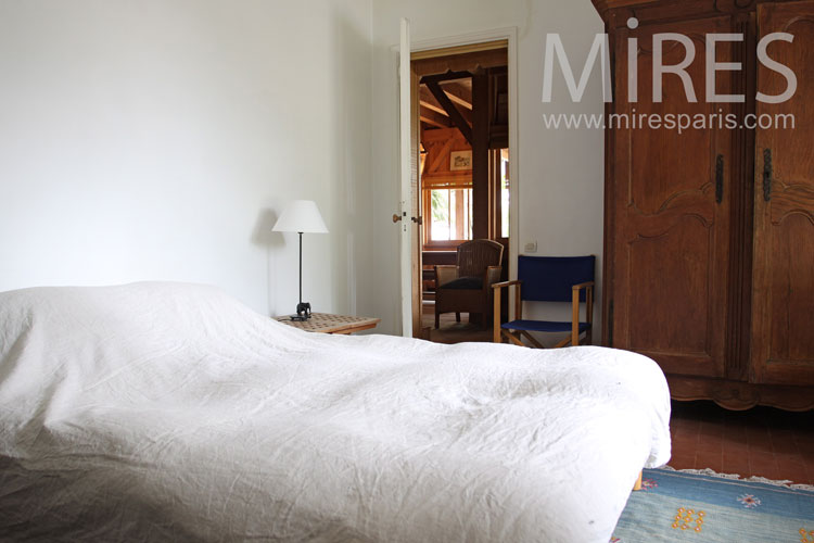 C1029 – White bedroom with bathroom