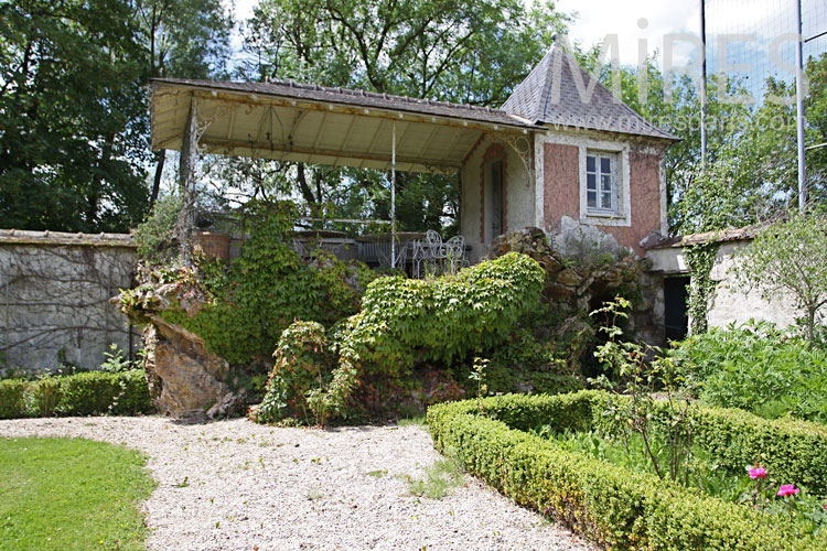 C1031 – Refuge in the garden c1031