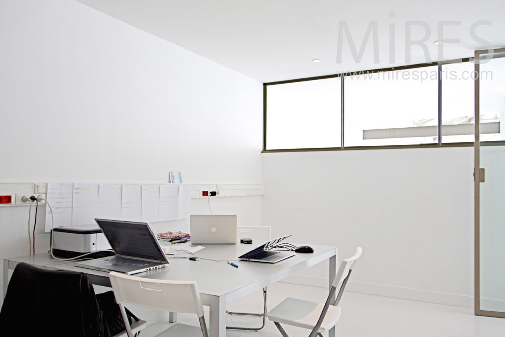 Closed office with lightness. C1034