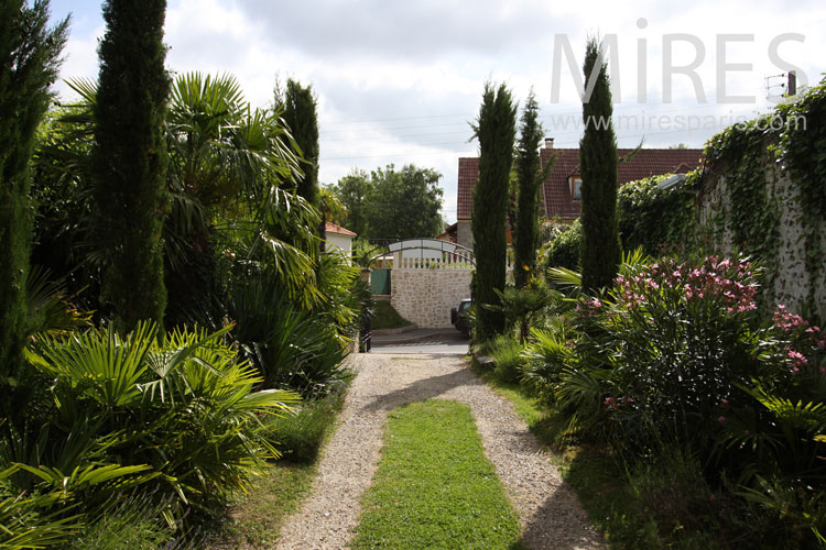 C1042 – Garden paths