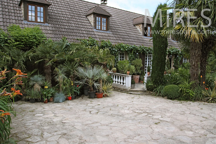 C1042 – Belle maison et jardin tropical