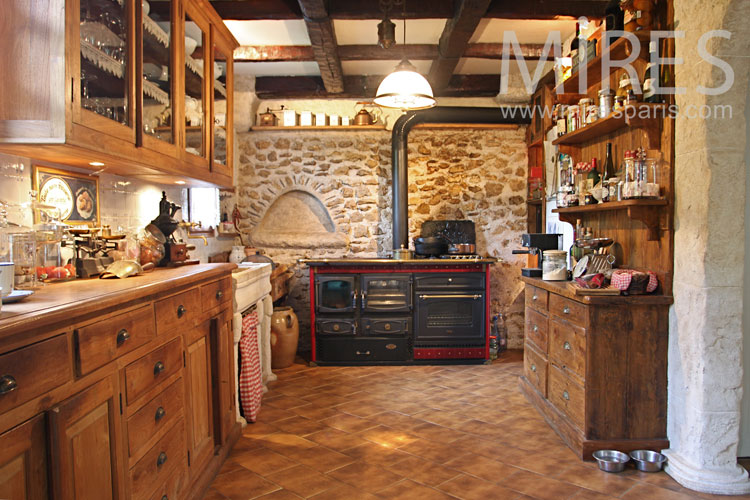 C1042 – Beautiful country kitchen