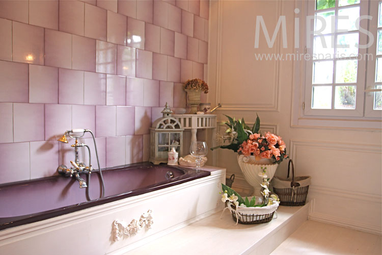 C1042 – Valuable old fashioned bathtub
