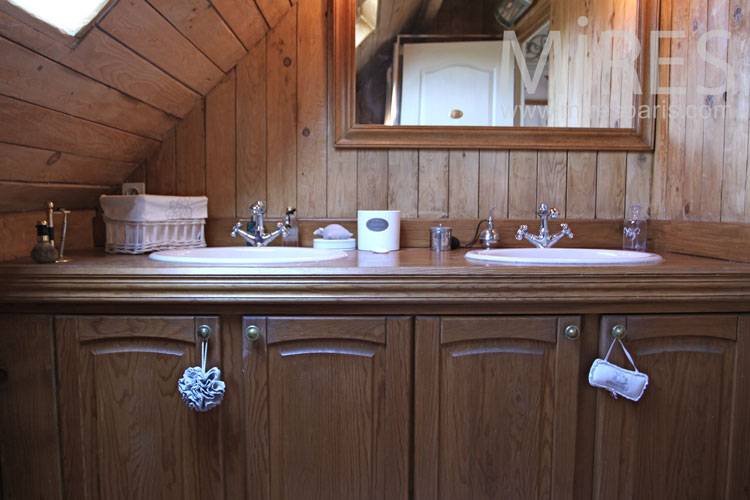 C1042 – Rustic bathroom