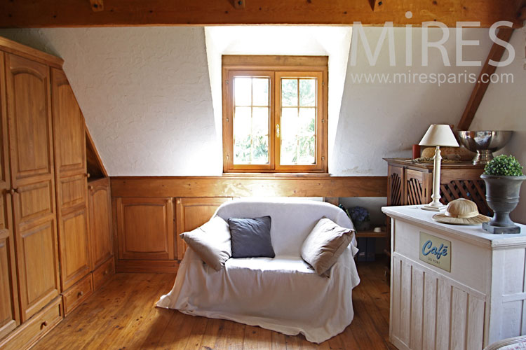 C1042 – Attic bedroom
