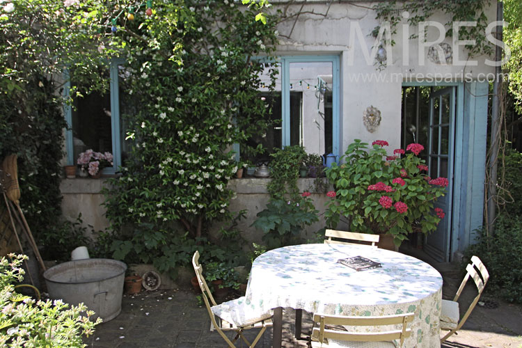 Lovely little terrace. c1044