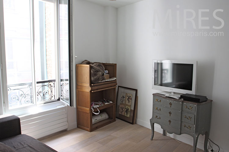 C1047 – Small TV room