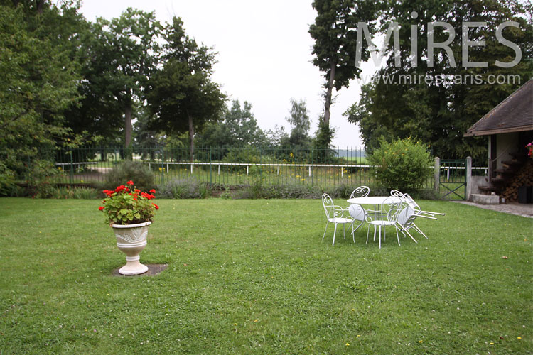 C1052 – White table on green lawn