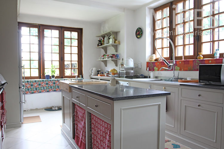 C1052 – Beautiful country kitchen