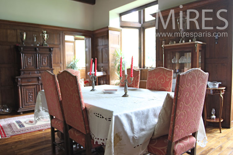 C1052 – Dining room of the lord