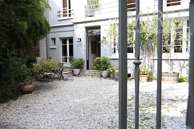 C1046 – Paved courtyard in front