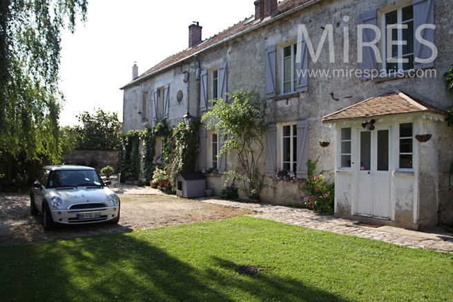 C1057 – Entrée dans une propriété de caractère