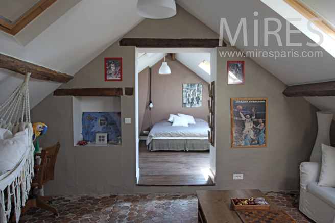 C1057 – Bedroom with its own lounge attic