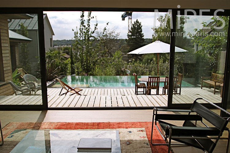 C1060 – Salon avec terrasses et piscine