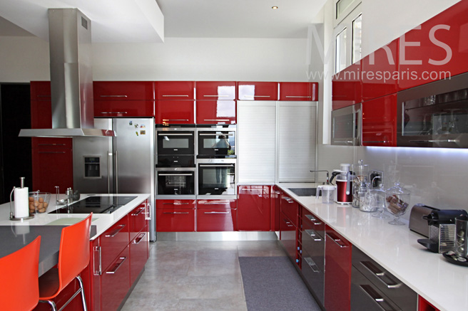 Glowing kitchen with entrance on the terrace. C1059