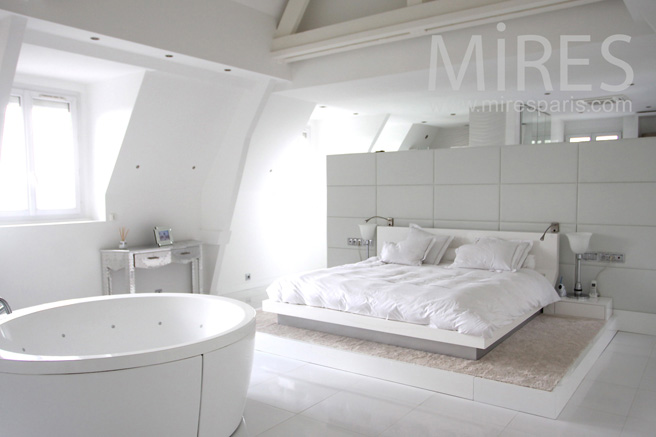 White is white, for this beautyfull bedroom. C1059