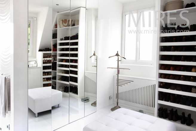 Bathroom and dressing with the bedroom. C1059