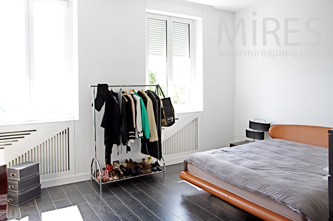 Bedroom with bathroom, Noir et blanc. C1059
