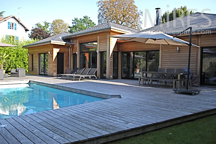 C1061 – Piscine bordée de bois