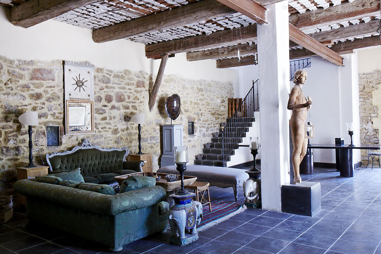 C1072 – Large living room with stone walls