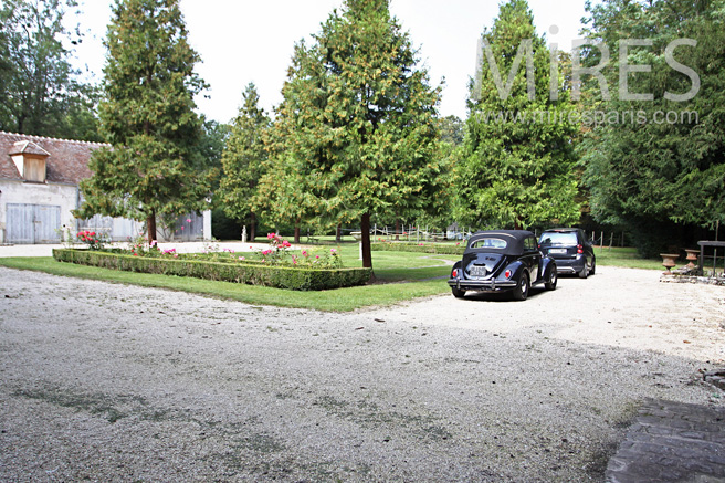 C1075 – Spaced courtyard