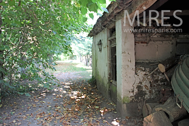 C1075 – Old outbuilding