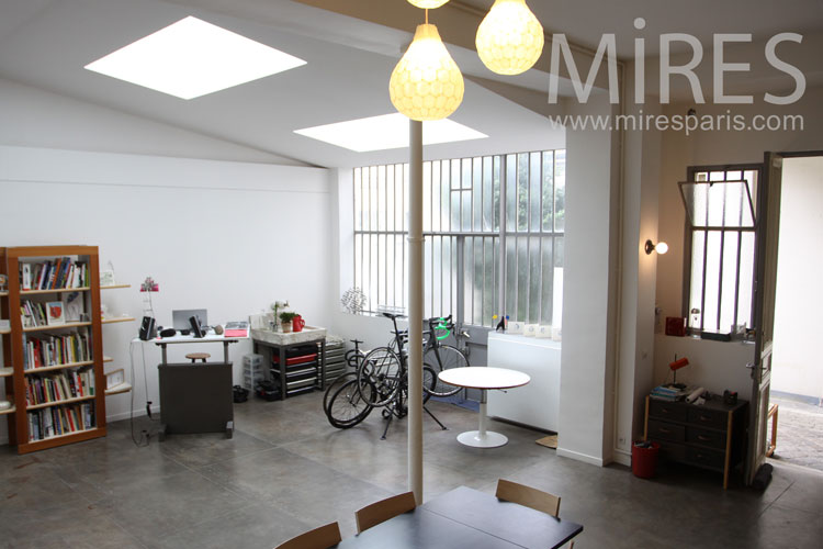C1080 – Sober living room and stone floor