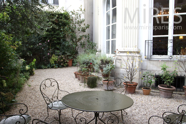 C0099 – Courtyard garden