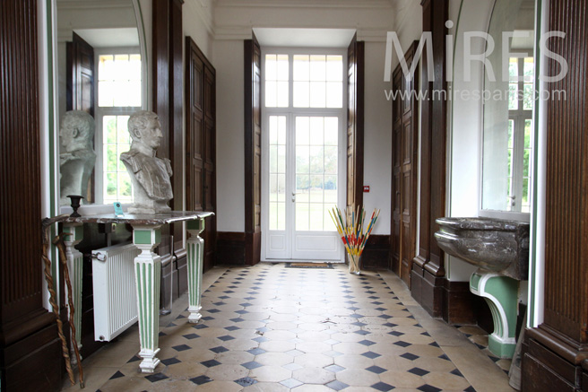 C1086 – Large vestibule
