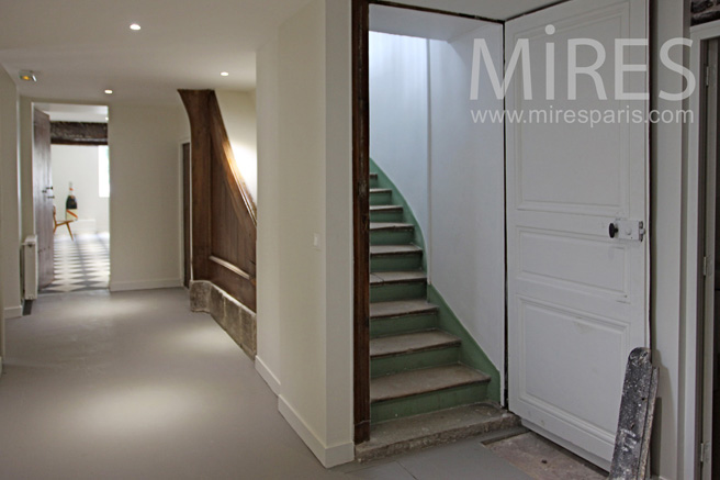 C1086 – Hallway with red brick, epocal doors