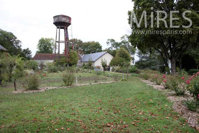 C1087 – Kitchen garden with integrated watering can