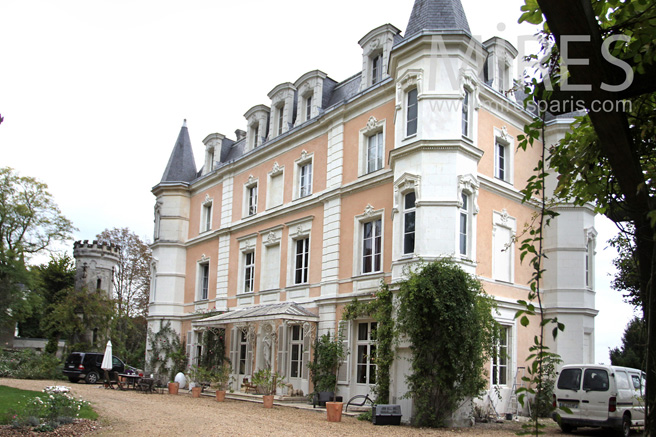 C1087 – Château moderne et familiale