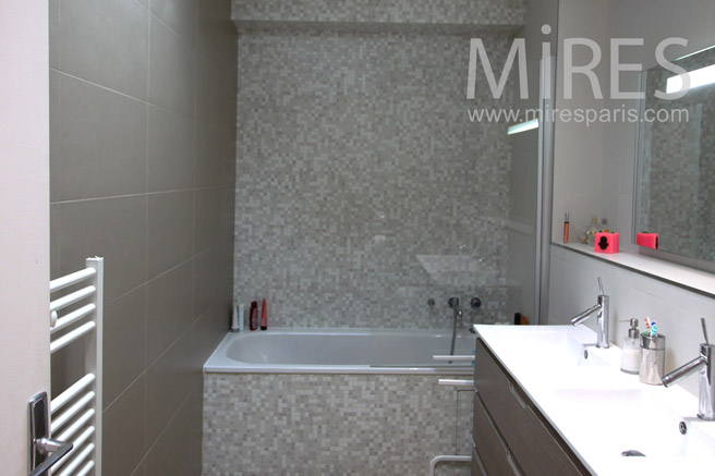 C1088 – Salle de bains mosaïque fonctionnelle