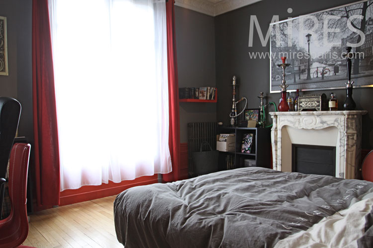 C1093 – Chambre calme en gris et rouge