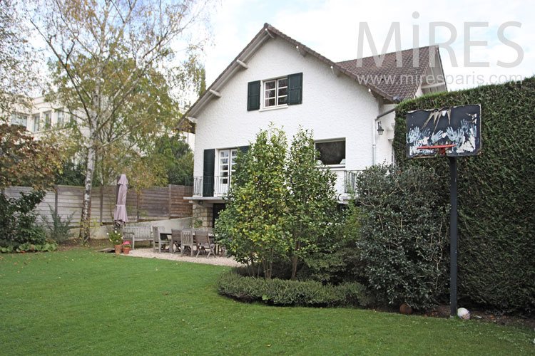 C1095 – Neat suburban house