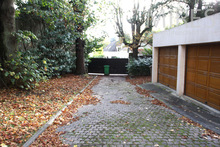 Double garage. C1100