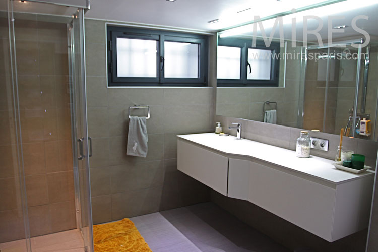 C1106 – Salle de bains grise et moderne